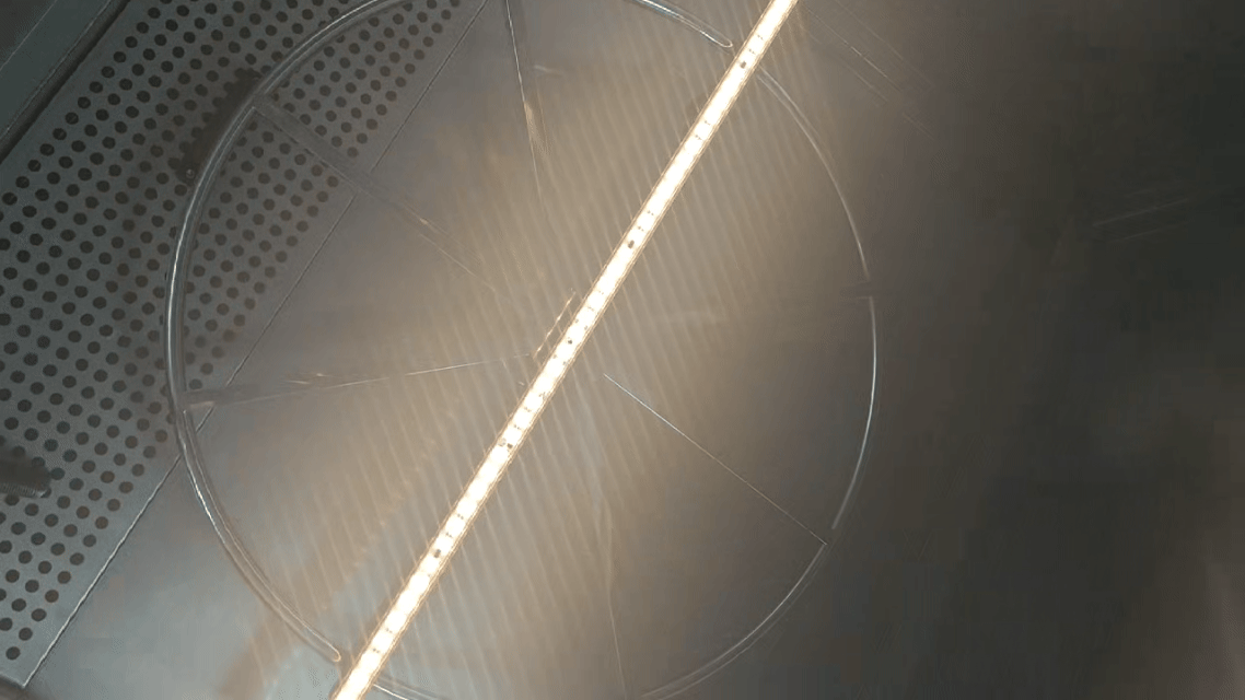 Hình ảnh cận cảnh của đèn LED chiếu tường dạng tuyến tính cho thấy cấu trúc bộ khuếch tán quang học và phân bố ánh sáng đồng đều cho chiếu sáng mặt tiền kiến trúc